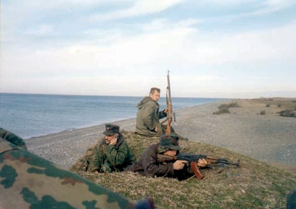 УНА-УНСО в Абхазии. У одного из них в руках раритетная снайперская винтовка Мосина. 1993 год.