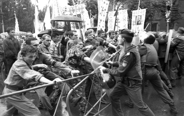 УНА-УНСО участует в массовых столкновениях с милицией в Киеве (Черный вторник, июль 1995 года). 1