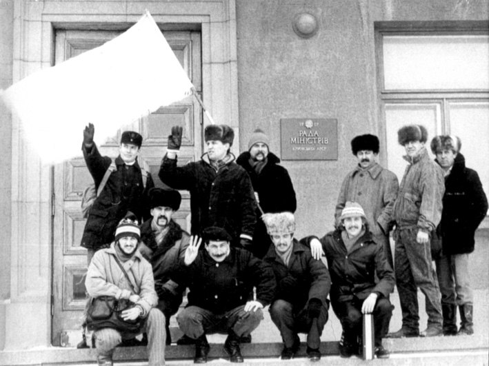 УНСО в Крыму Симферополь, возле здания крымского Совмина, 1992 или 93.