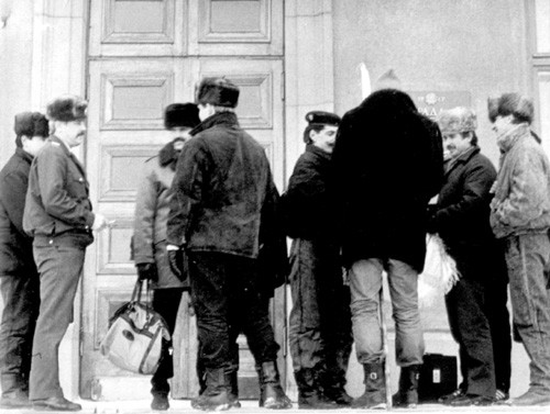 УНСО в Крыму Симферополь, возле здания крымского Совмина, 1992 или 93..jpg 1